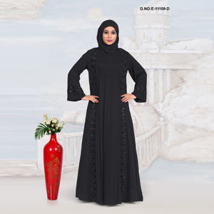 Abaya plissée en satin brodé à manches longues, coupe droite et longueur ras du sol, pour femme, idéale pour les soirées. - Product Image 4