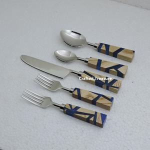 Ensemble de couverts de luxe occidentaux en acier miroir Ensemble de couverts en acier inoxydable pour mariage en argent avec manche en résine blanche et multicolore - Product Image 2