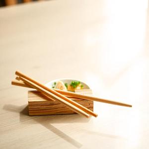 Palillos de bambú duraderos y respetuosos con el medio ambiente, hechos a mano, ligeros, perfectos para cocina asiática, fideos de sushi y albóndigas - Product Image 3