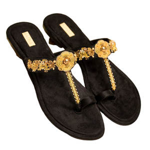 Calzado Kolhapuri Hecho a Mano con Detalles Hermosos, Flores Intrincadamente Adornadas, Parte Superior de Gamuza y Terciopelo - Product Image 1