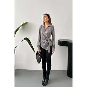 Chemise en satin gris pour femme avec détails boutonnés - Vente en gros de chemises et de blouses - Product Image 3