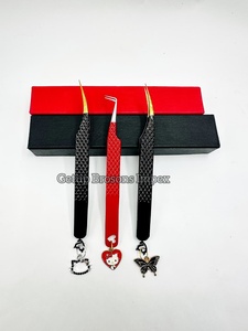 แหนบต่อขนตาเคลือบสีดำและสีแดงหลากหลายสไตล์ พร้อมพวงกุญแจดีไซน์ต่างๆ รับทำโลโก้ อุปกรณ์เสริมความงาม - Product Image 6