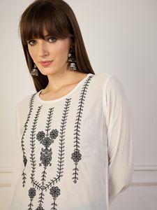 Kurtis courts en rayonne fabriqués en Inde pour un usage quotidien avec broderie tendance pour la mode quotidienne à vendre - Product Image 4