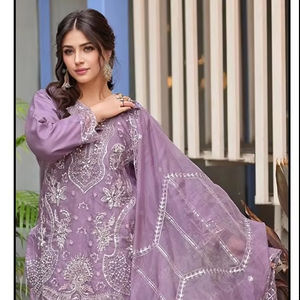 Conjunto de Shalwar Kameez de Invierno Sofisticado Qunoot, Bordado Étnico Moderno, Top de Organza Pesada, Dupatta, Parte Inferior de Algodón Importado - Product Image 1