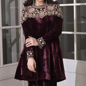 Nouveau Designer indien Punjabi élégant kurta & plazo robe sur tissu de velours avec des perles de verre en cristal embellies, dabka work = 2025 - Product Image 1