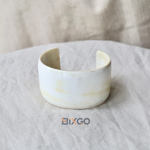 Brazalete cuadrado de 4.5 cm, semilacado, de cuerno de búfalo negro natural, hecho a mano en Vietnam - Product Image 3