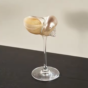 Coupe Enchante en verre soufflé à la main avec base en coquillage marin, thème plage, centre de table de mariage - Macy - Product Image 1