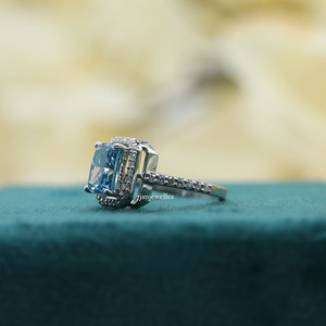 Anillo de compromiso de Halo y pavimento de diamante cultivado en laboratorio de corte radiante azul, lujoso anillo de compromiso de platino 950 para mujer - Product Image 2