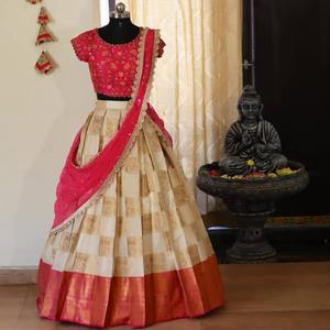 Lehenga – Blouse de travail traditionnelle indienne à la mode avec broderie séquentielle et pompons - Product Image 6
