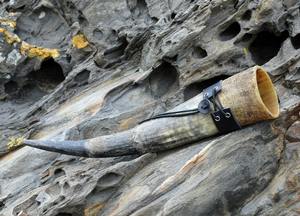 Corne à boire gravée à la main avec bord en laiton ou pointe en spirale Option de coupe Stand personnalisé Koi disponible. - Product Image 5