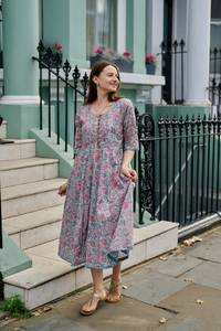 Vestido Hanne Estampado a Mano, Estilo Bohemio, Largo hasta la Pantorrilla, Floral, Gris Rosado, Informal, Ocasional, Hecho a Mano, Moda Ética, con Paneles - Product Image 5