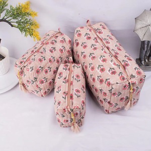 Juego de 3 Bolsas de Cosméticos de Algodón Le Souvenirs, Estampado Floral Grande, Estuche Acolchado, Cierre de Cremallera para Mujer, Ecológico, Resistente al Agua - Product Image 1