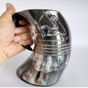 Mug en corne robuste, à texture profonde, avec une finition brun patiné. Disponible à prix de gros. - Product Image 6