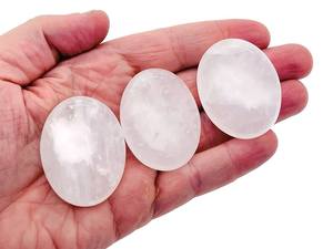 VENTE EN GROS PIERRE DE PALME EN QUARTZ CLAIR DE MEILLEURE QUALITÉ PIERRE DE PALME DE POCHE EN CRISTAL CLAIR PIERRE DE PALME NATURELLE DE FORME OVALE POUR LA GUÉRISON - Product Image 2