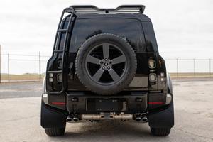 Land Rover Defender 110 V8 2024 Usado en Buenas Condiciones ~8,100 Millas, Motor Supercargado de 518 hp - Product Image 3