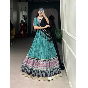 Material de vestido de rayón y Chanderi ligero de calidad de exportación con bordado para uso festivo y de fiesta disponible a bajo precio - Product Image 1