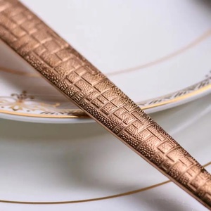 Couverts de mariage en acier inoxydable de qualité supérieure, plaqués or avec poignée design, ensemble cuillère et fourchette sûr et sain - Product Image 5