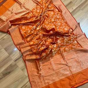 Hecho a medida en saris de seda brocada de color granate oscuro con certificación de seda pura ideal para reventa por Diseñadores de ropa - Product Image 5