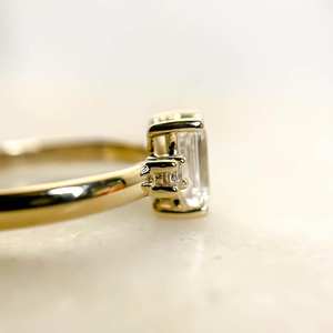 Bague de fiançailles CZ coupe émeraude 5x7mm avec pierres latérales rondes or Solitaire bijoux d'anniversaire de mariage de mariée - Product Image 2