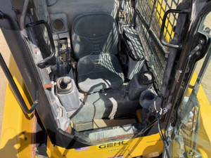 Composants essentiels du moteur de chargeuse sur pneus diesel jaune Gehl Skid Steer Loader - Product Image 6