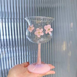 Verres à vin en verre modernes et élégants avec des accents floraux symbolisant la célébration, la détente et le plaisir raffiné - Product Image 6