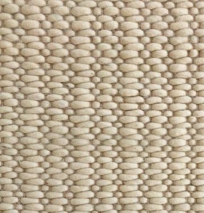 Tapis à poils plats en laine et coton moderne fait à la main de couleur blanche indienne avec pile texturée en boucle pour intérieurs et maisons élégants - Product Image 1