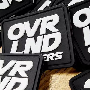 Étiquettes en tissu souple personnalisées en usine, logos 3D en caoutchouc, silicone, PVC, thermocollantes, patchs pour vêtements, chapeaux, équipement de plein air - Product Image 2