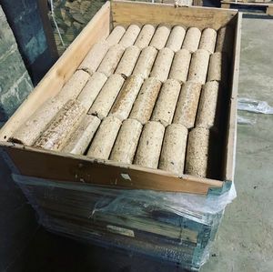 Prix usine en gros Palettes de briquettes de bois Sacs de 15 kg Combustible Exportation Europe En stock Granulés de bois de pin Cendres 1% Humidité 1% - Product Image 1