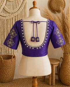 Magnifique haut court tissé pour mariage d'hiver, orné de broderies Zardosi faites à la main, de perles et de détails Kardana sur toute la surface. - Product Image 1