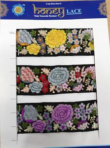 Lujoso adorno de encaje de diseñador para moda de alta gama y ropa de novia Patrones intrincados y detalles elegantes para ropa de boda - Product Image 3