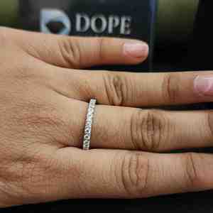 Magnifique bague éternité classique en acier inoxydable avec sertissage clos en moissanite, idéale pour un cadeau d'anniversaire - Product Image 6
