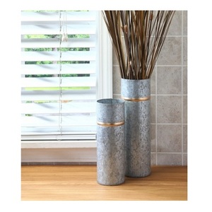 Maceta de diseño admirable en jarrón de flores martillado de metal, jarrón de tamaño y forma personalizados para uso en bodas - Product Image 6