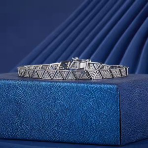 Bracelet de tennis élégant de 4.50mm de long Moissanite étincelante éthique et diamants conçus pour l'élégance quotidienne - Product Image 6