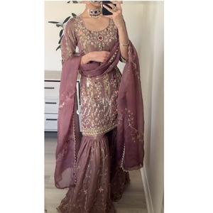 Conjunto de Salwar Kameez pakistaní de hermoso diseño para mujer con bordado clásico y colores vibrantes a los mejores precios - Product Image 1