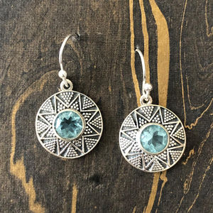 Boucles d'oreilles pendantes en quartz bleu (5,7 grammes) plaquées or et platine, forme géométrique, mignonnes, avec perles et diamants, pour mariages et fêtes - Product Image 1