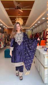 Terciopelo viscoso pesado puro de estilo pakistaní indio tradicional con Secuencia de bordado pesado trabajo trajes Salwar para mujer vestidos - Product Image 3