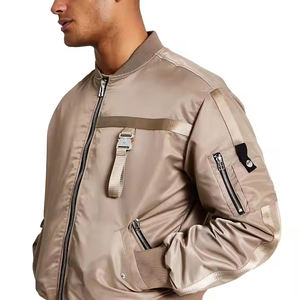 Chaqueta Bomber de satén de poliéster 100% con logotipo personalizable para hombre, cierre de cinturón de estilo callejero, forro de lana impermeable para invierno y exteriores - Product Image 3