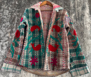 Veste chemise Kantha Suzani vintage faite à la main – Veste réversible en coton matelassé brodé, style bohème - Product Image 2