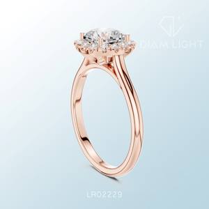 Bague ovale en cluster de style classique et élégant, parfaite pour un cadeau ou des occasions spéciales, fabriquée sur mesure avec des diamants étincelants - Product Image 4