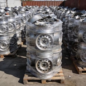 Chatarra de Ruedas de Aleación de Aluminio a Granel, Llantas Plateadas con Múltiples Orificios Apiladas en Paletas - Product Image 4