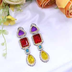 ต่างหูทองเหลืองชุบเงินประดับเพชร CZ ดีไซน์หรูหราทันสมัยสำหรับงานแต่งงานของผู้หญิง - Product Image 4