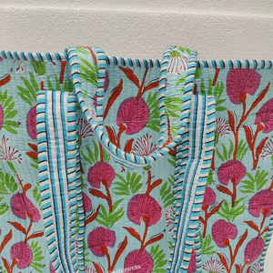 Fourre-tout de voyage indien fait à la main en coton imprimé de mode pour femmes grand sac shopping matelassé sac de pique-nique en coton matelassé sac imprimé pour femmes - Product Image 1