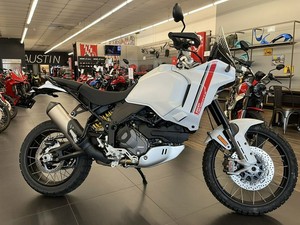 Moto de tourisme sportive haute performance, blanche avec rayures rouges, moto double usage - Product Image 1