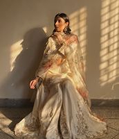 Chinon lourd de créateur avec broderie séquentielle Travail complet Flair Gharara Costume pour femme Collection Partywear