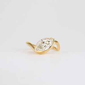 2 Carat Marquise Coupe Moissanite Diamant silhouette allongée et finition luxe Bague idéale pour cadeau de mariage - Product Image 1