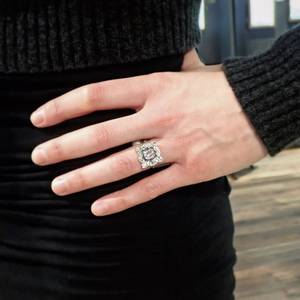 Anillo de diamantes de filigrana Art Deco Anillo de estilo vintage Cojín Corte Lab Grown Diamond Ring Bisel Set Estilo floral Compromiso Oro - Product Image 2