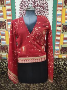 Recién llegado, Top corto de seda pura para mujer, ropa corta de verano con escote en V profundo, manga larga de campana, patrón de lunares, Top informal para mujer - Product Image 3