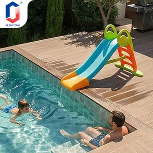 Toboggan aquatique en fibre de verre sur mesure pour piscine extérieure, idéal pour villas, complexes hôteliers et aires de jeux. - Product Image 5