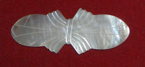 Pinza para el pelo de nácar con diseño floral, broche de concha, hecha de nácar, con diseño artístico de flor tallada en amarillo. - Product Image 4