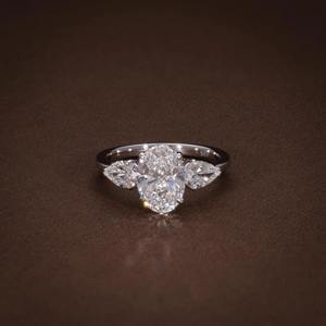 Anillo de Compromiso con Diamante Ovalado de 2.09 Ct Cultivado en Laboratorio con Diamante en Forma de Pera de 0.79 Ct en Ambos Lados, Viene con Certificado - Product Image 3